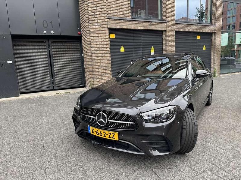 Grijs Gebruikt 2021 Mercedes E300 AMG line Sedan | € 44.250 (Duur) - Afbeelding 1/4