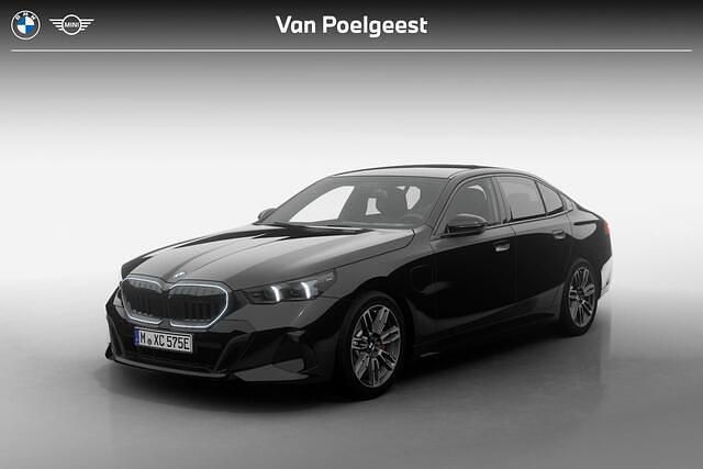 Zwart Nieuw 2025 BMW 530e Comfort Edition Sedan | € 85.825 (Eerlijke prijs) - Afbeelding 1/4