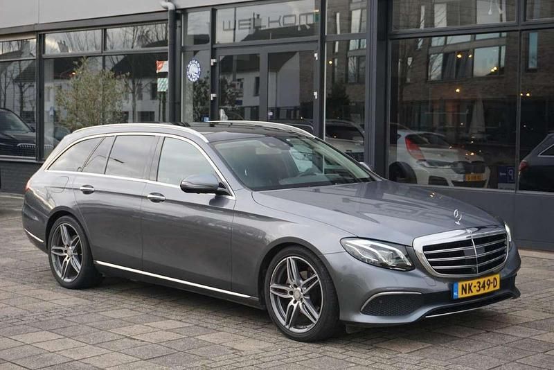 Grijs Gebruikt 2017 Mercedes E220 Prestige Stationwagen | € 19.950 (Eerlijke prijs) - Afbeelding 1/4