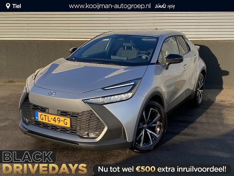 Grijs Gebruikt 2024 Toyota C-HR+ SUV | € 32.900 - Afbeelding 1/4