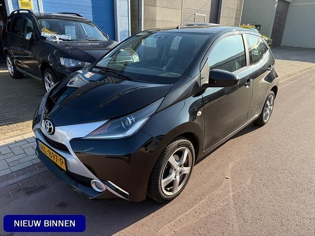 Zwart (metallic) Gebruikt 2015 Toyota Aygo X-play Hatchback | € 5.750 (Iets duurder) - Afbeelding 1/4