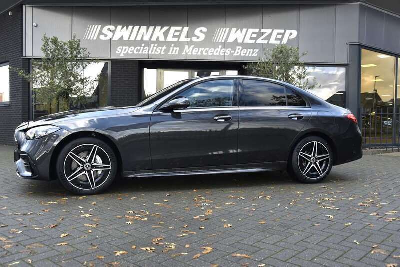 Grijs Gebruikt 2023 Mercedes C300e AMG line Sedan | € 49.900 (Goede deal) - Afbeelding 1/4