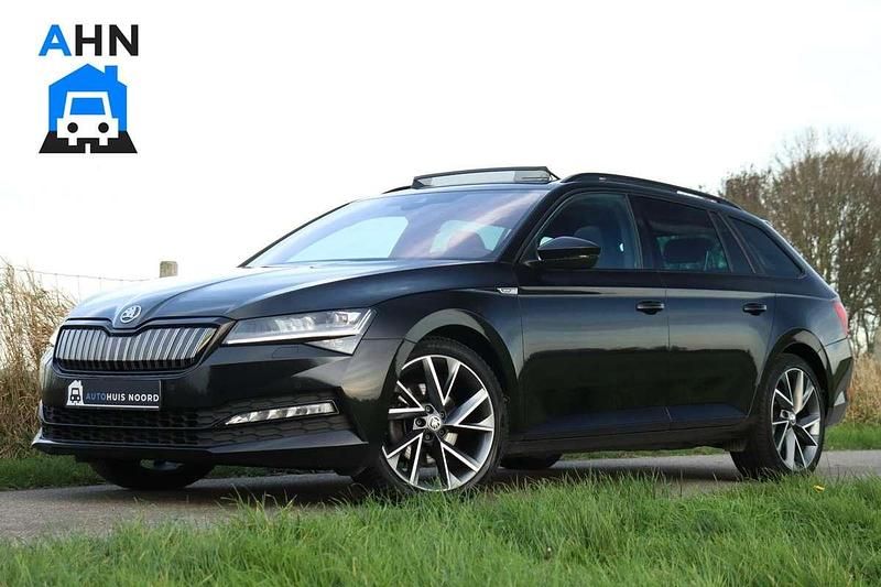 Zwart Gebruikt 2021 Skoda Superb SportLine Stationwagen | € 25.995 (Eerlijke prijs) - Afbeelding 1/4