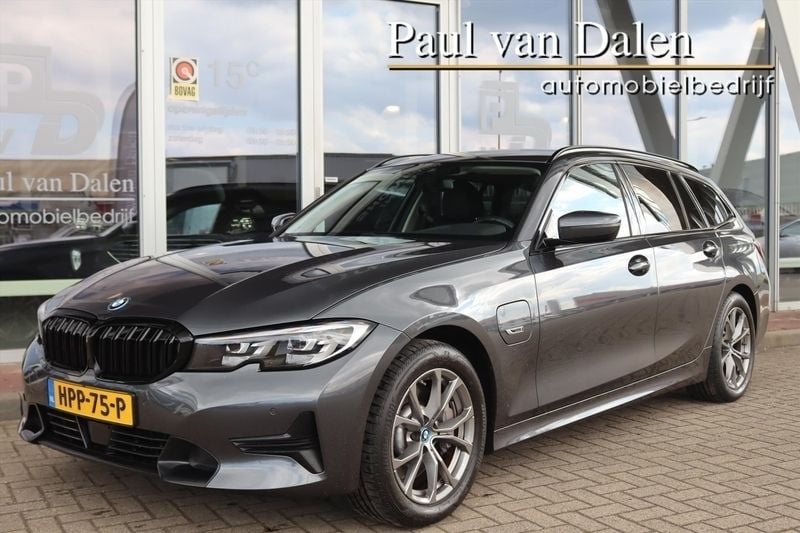 Grijs Gebruikt 2022 BMW 330e Shadowline Stationwagen | € 32.815 (Goede deal) - Afbeelding 1/4