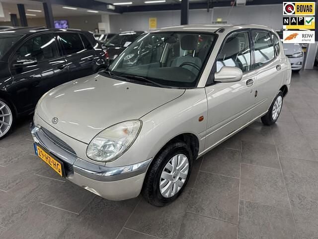 Grijs (metallic) Occasion 2002 Daihatsu Sirion Hatchback | € 995 (Goede deal) - Afbeelding 1/4