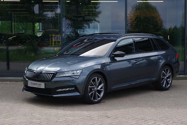 Grijs, metallic lak Gebruikt 2022 Skoda Superb SportLine Stationwagen | € 30.450 (Eerlijke prijs) - Afbeelding 1/4