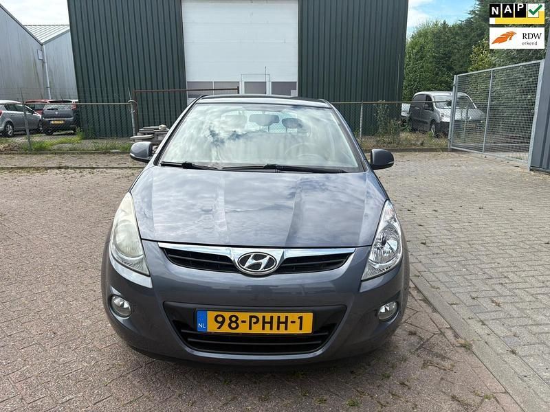 Grijs Gebruikt 2011 Hyundai i20 Hatchback | € 4.450 (Eerlijke prijs) - Afbeelding 1/4