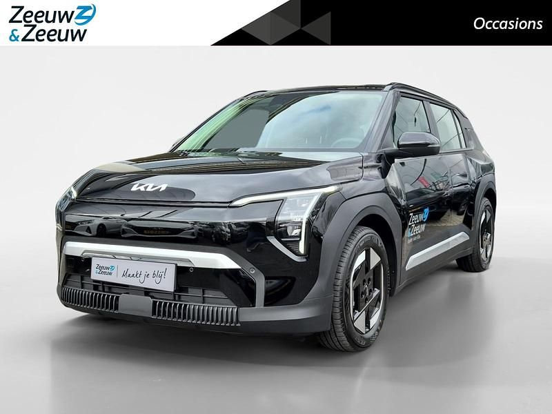 Zwart Occasion 2025 Kia EV3 Air SUV | € 31.445 (Eerlijke prijs) - Afbeelding 1/4