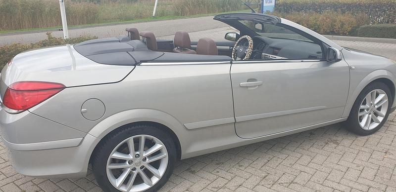 Grijs (metallic) Occasion 2007 Opel Astra Cabriolet Cosmo Cabriolet | € 3.500 (Goede deal) - Afbeelding 1/4