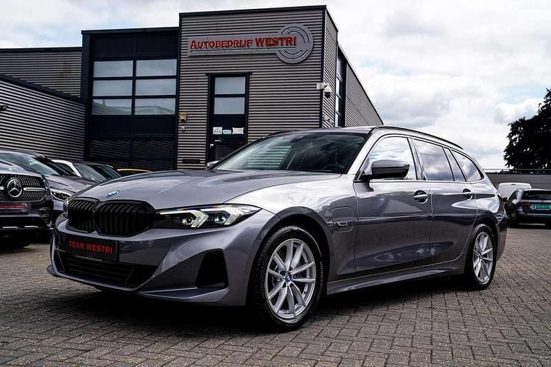 Grijs Gebruikt 2023 BMW 320e Stationwagen | € 37.775 (Super prijs) - Afbeelding 1/4