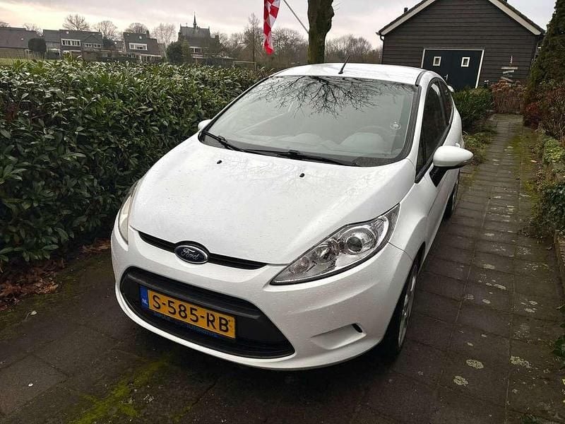 Wit Occasion 2009 Ford Fiesta Ghia Hatchback | € 2.500 (Goede deal) - Afbeelding 1/4