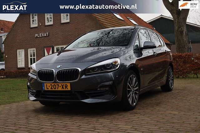 Grijs (metallic) Occasion 2018 BMW 220 Executive Stationwagen | € 19.945 (Eerlijke prijs) - Afbeelding 1/4