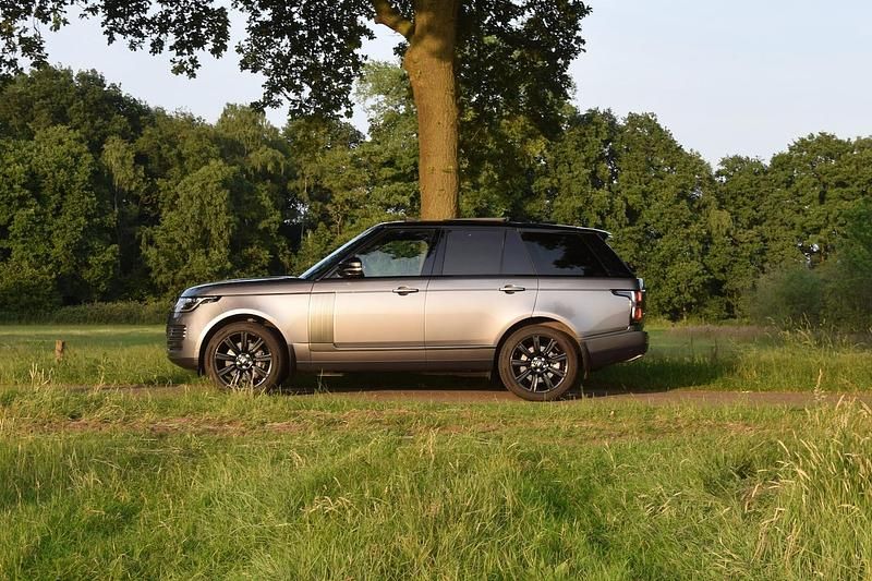 Grijs (metallic) Gebruikt 2020 Land Rover Range Rover HSE SUV | € 49.990 - Afbeelding 1/4