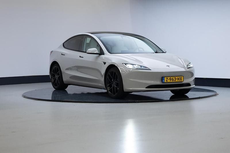 Grijs Gebruikt 2024 Tesla Model 3 Sedan | € 37.945 (Eerlijke prijs) - Afbeelding 1/4