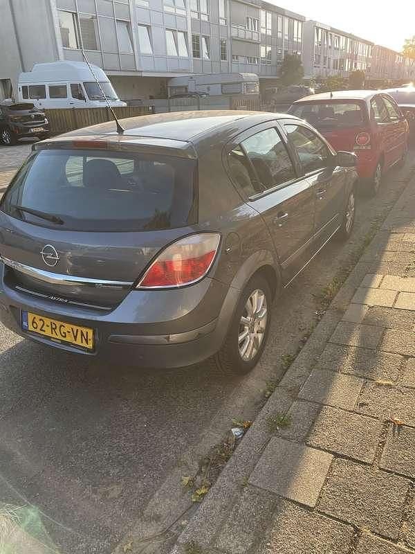 Grijs Gebruikt 2005 Opel Astra Enjoy Hatchback | € 1.875 (Eerlijke prijs) - Afbeelding 1/4