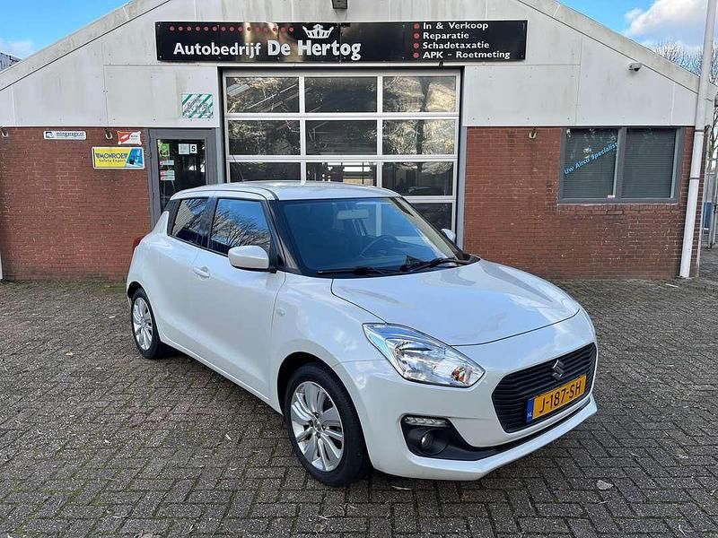 Wit Gebruikt 2020 Suzuki Swift Hatchback | € 15.750 (Eerlijke prijs) - Afbeelding 1/4