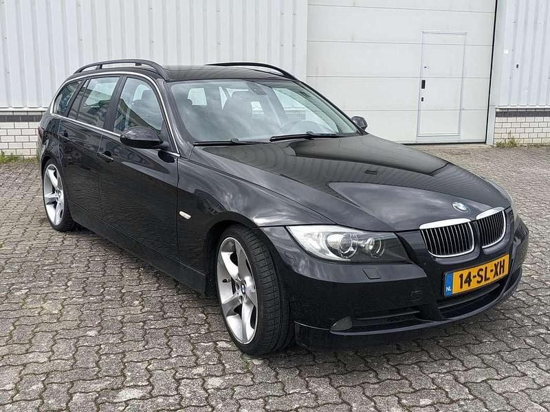 Zwart Gebruikt 2006 BMW 325 Stationwagen | € 4.590 (Eerlijke prijs) - Afbeelding 1/4