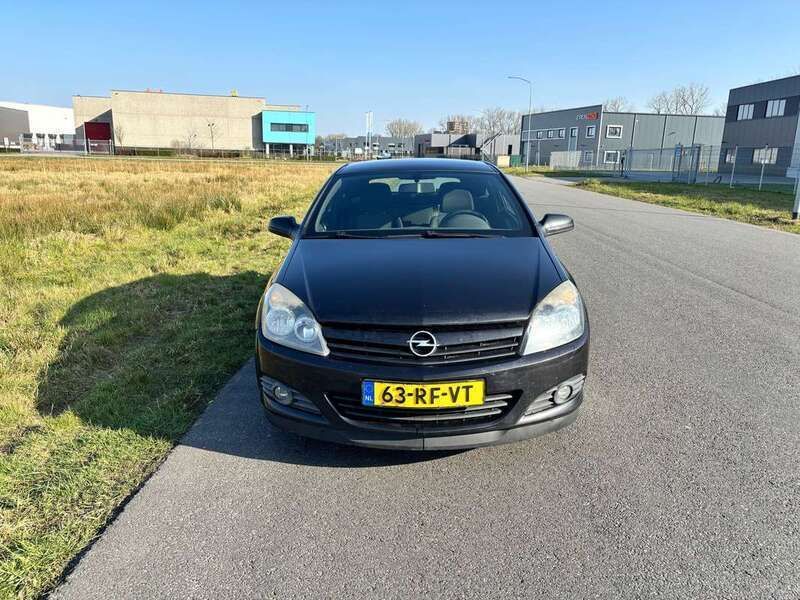 Zwart Gebruikt 2005 Opel Astra Sport Coupé | € 2.300 (Eerlijke prijs) - Afbeelding 1/4