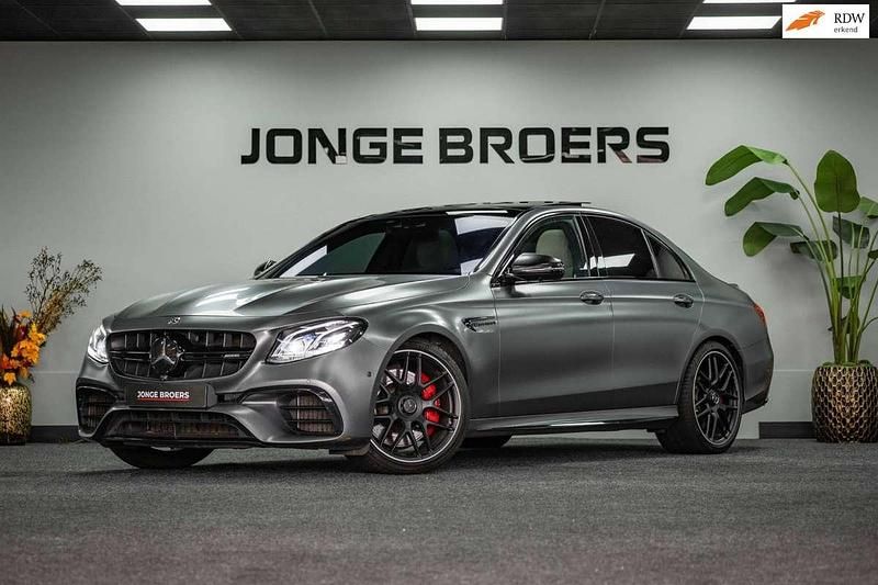 Grijs Gebruikt 2017 Mercedes E63 AMG Premium Plus Sedan | € 66.950 (Eerlijke prijs) - Afbeelding 1/4