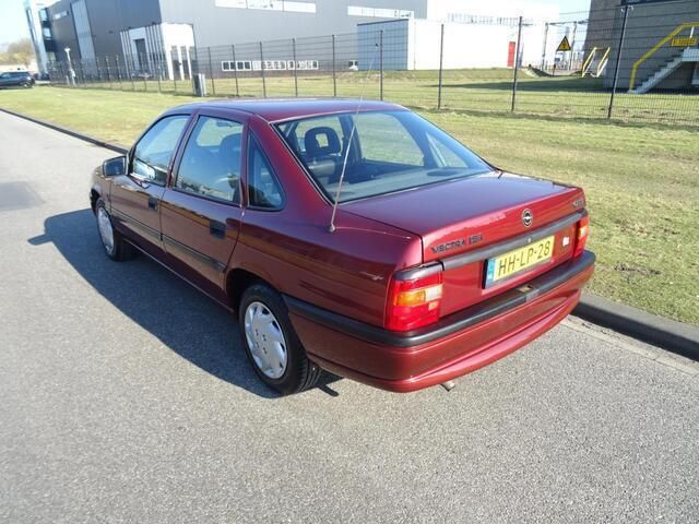 Occasion Opel Vectra 90 PK (66 kW) 1994 Rood Sedan