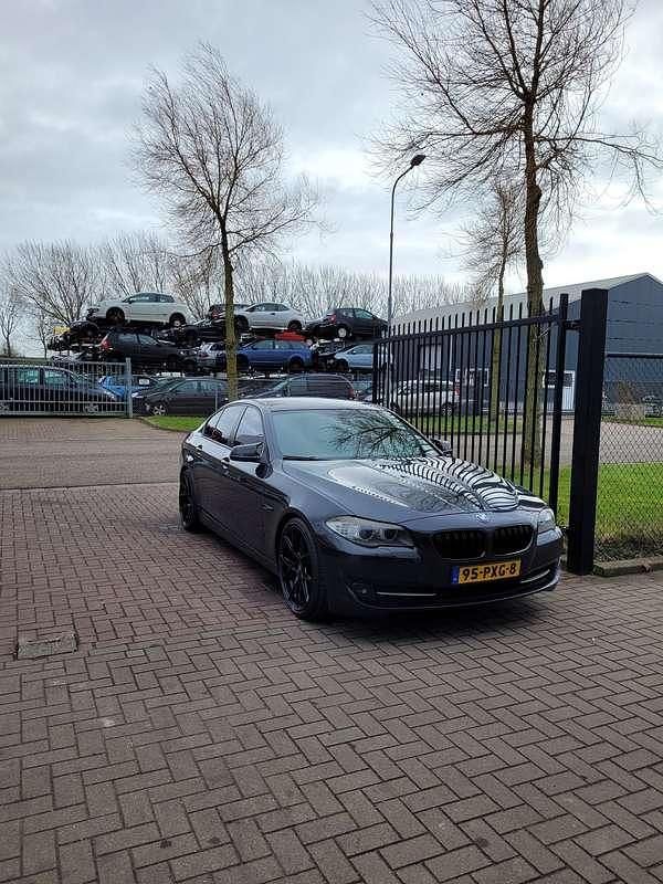 Zwart Occasion 2011 BMW 520 Executive Sedan | € 9.500 (Duur) - Afbeelding 1/4