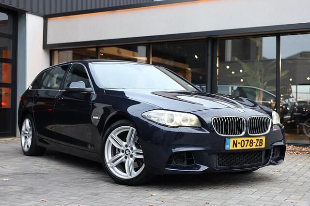 Blauw (metallic) Gebruikt 2017 BMW 520 Executive Stationwagen | € 11.950 (Goede deal) - Afbeelding 1/4