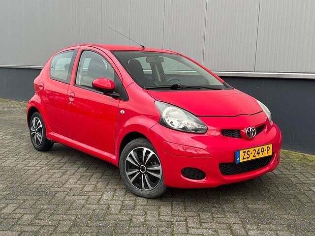 Occasion Toyota Aygo 68 PK (50 kW) 2008 Rood Hatchback