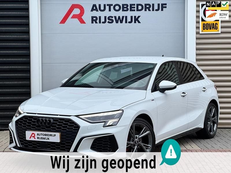 Wit Gebruikt 2022 Audi A3 Sportback e-tron S-Line Sedan | € 26.950 (Eerlijke prijs) - Afbeelding 1/4