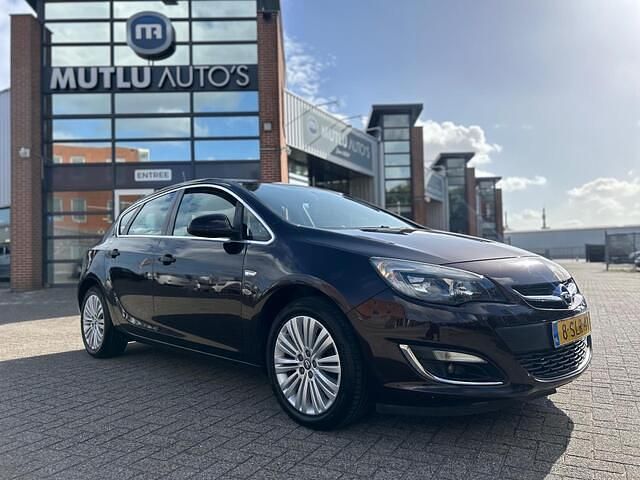 Bruin Occasion 2013 Opel Astra Design Edition Hatchback | € 5.990 (Eerlijke prijs) - Afbeelding 1/4