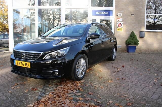 Zwart (metallic) Gebruikt 2020 Peugeot 308 Stationwagen | € 12.500 (Iets duurder) - Afbeelding 1/4