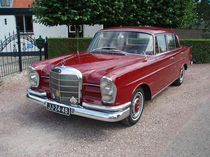 Rood Gebruikt 1964 Mercedes 220 Sedan | € 29.950 - Afbeelding 1/4