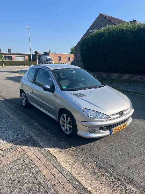 Grijs Gebruikt 2003 Peugeot 206 Quiksilver Hatchback | € 975 (Eerlijke prijs) - Afbeelding 1/4