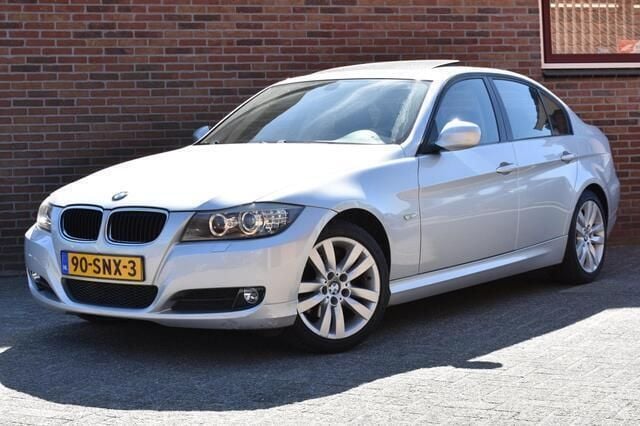 Grijs Gebruikt 2009 BMW 320 Sedan | € 8.949 (Eerlijke prijs) - Afbeelding 1/4