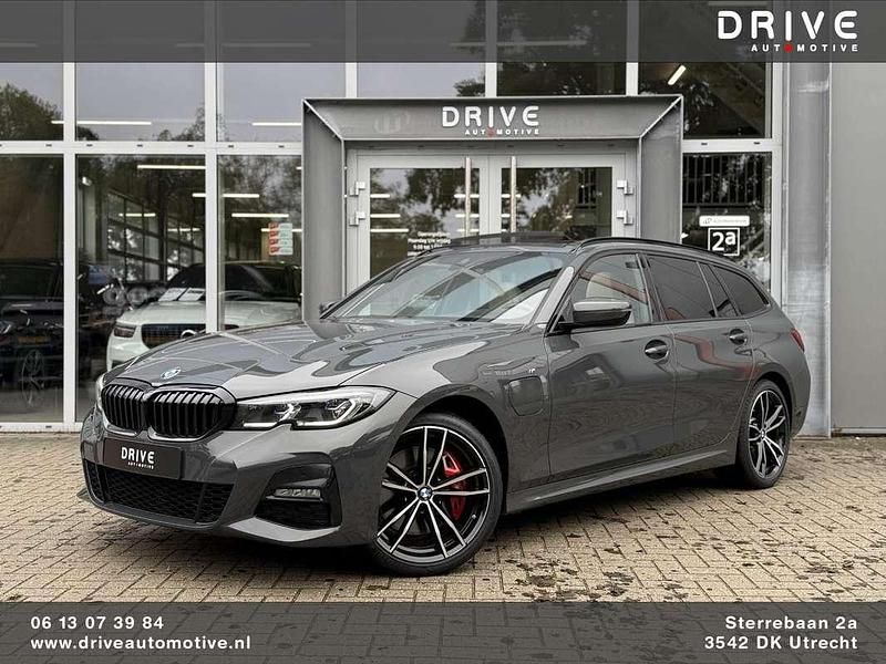 Grijs Gebruikt 2021 BMW 330e Efficient Dynamics Stationwagen | € 31.900 (Eerlijke prijs) - Afbeelding 1/4