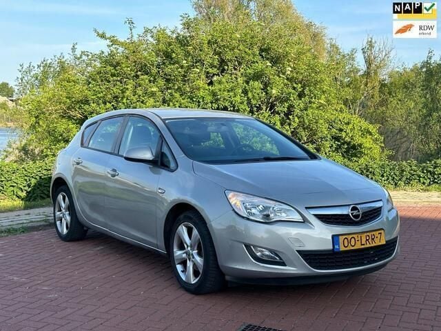 Beige Gebruikt 2010 Opel Astra Selection Hatchback | € 3.499 (Eerlijke prijs) - Afbeelding 1/4