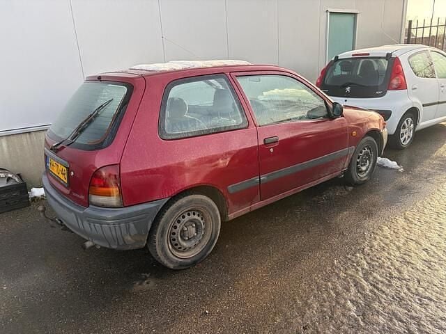 Rood Occasion 1997 Toyota Starlet Hatchback | € 950 (Eerlijke prijs) - Afbeelding 1/4