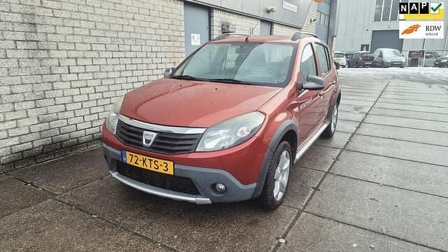 Rood Occasion 2010 Dacia Sandero Stepway Hatchback | € 2.950 (Eerlijke prijs) - Afbeelding 1/4
