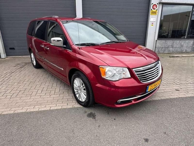Rood, metallic lak Gebruikt 2016 Chrysler Town & Country Limited MPV | € 18.950 - Afbeelding 1/4