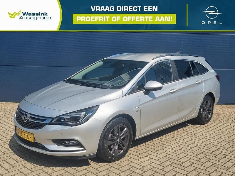 Grijs, metallic lak Gebruikt 2019 Opel Astra Edition+ Stationwagen | € 18.935 (Duur) - Afbeelding 1/4