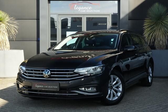 Grijs Gebruikt 2023 VW Passat Business Stationwagen | € 23.950 (Goede deal) - Afbeelding 1/4