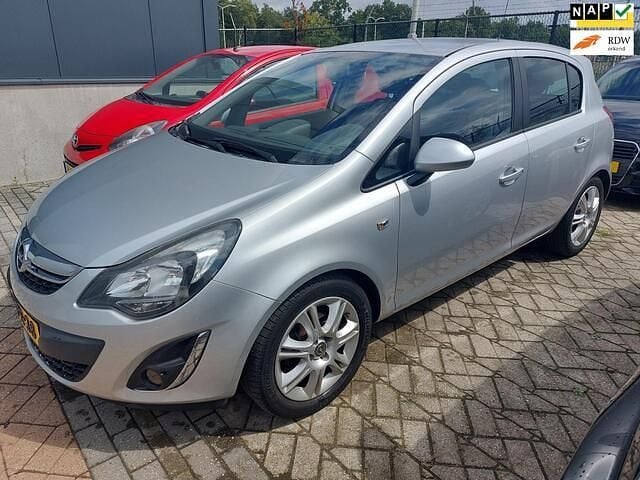 Grijs, metallic lak Gebruikt 2014 Opel Corsa Hatchback | € 2.850 (Super prijs) - Afbeelding 1/4