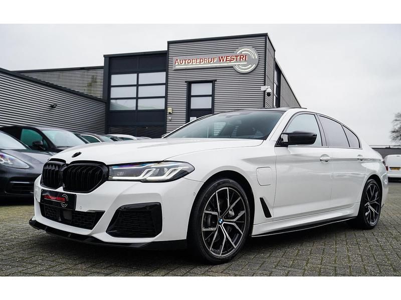 Wit Gebruikt 2022 BMW 545 Sedan | € 49.775 (Eerlijke prijs) - Afbeelding 1/4