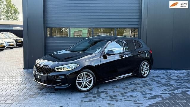 Zwart Gebruikt 2021 BMW 118 Executive Hatchback | € 19.995 (Eerlijke prijs) - Afbeelding 1/4