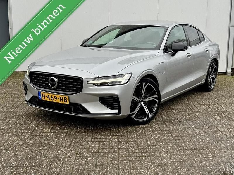Grijs (metallic) Gebruikt 2020 Volvo S60 R-Design Sedan | € 32.450 (Goede deal) - Afbeelding 1/4