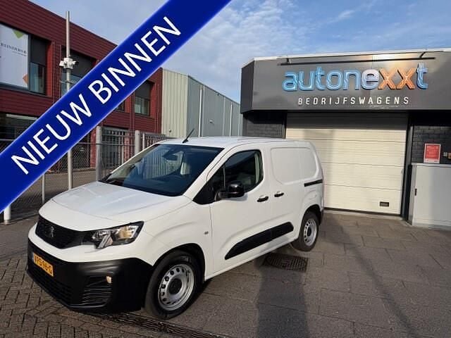 Wit Occasion 2022 Peugeot Partner Premium MPV | € 8.995 (Super prijs) - Afbeelding 1/4