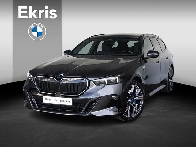 Grijs Gebruikt 2025 BMW 530e M Sport Stationwagen | € 77.995 - Afbeelding 1/4