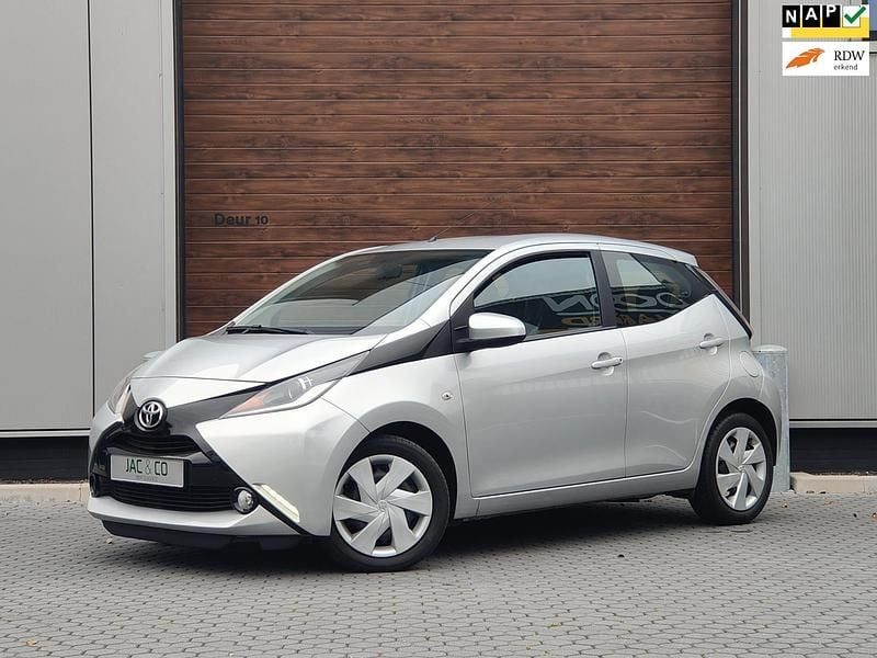 Grijs, metallic lak Gebruikt 2016 Toyota Aygo X-play Hatchback | € 11.650 (Eerlijke prijs) - Afbeelding 1/4