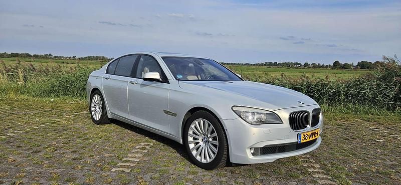 Zilver Gebruikt 2010 BMW 740 Sedan | € 14.999 (Eerlijke prijs) - Afbeelding 1/4
