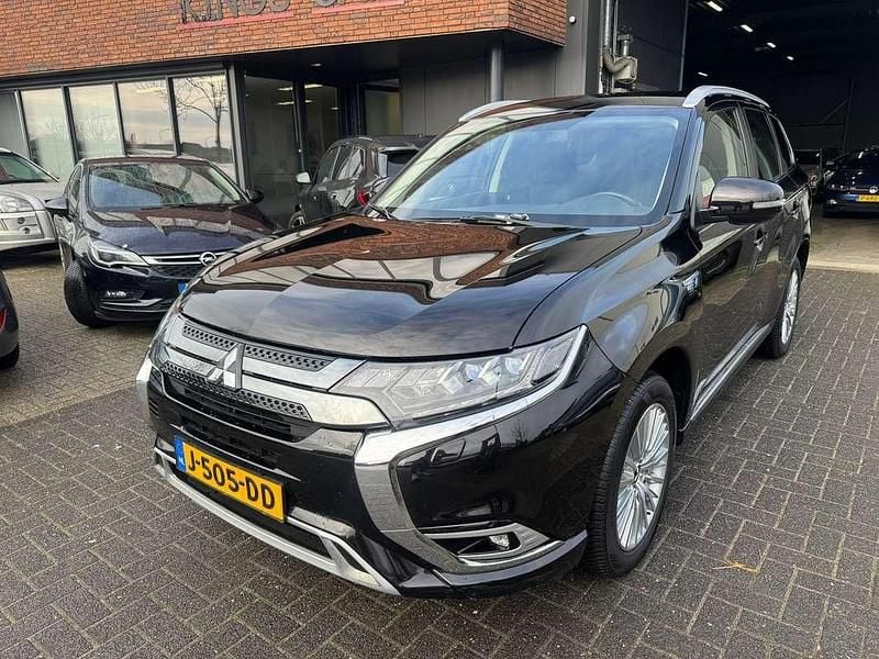 Zwart Occasion 2020 Mitsubishi Outlander P-HEV SUV | € 12.495 (Super prijs) - Afbeelding 1/4