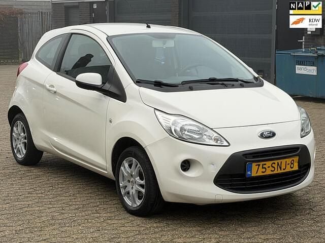 Wit (metallic) Gebruikt 2011 Ford Ka Cool & Sound Edition Hatchback | € 1.699 (Iets duurder) - Afbeelding 1/4